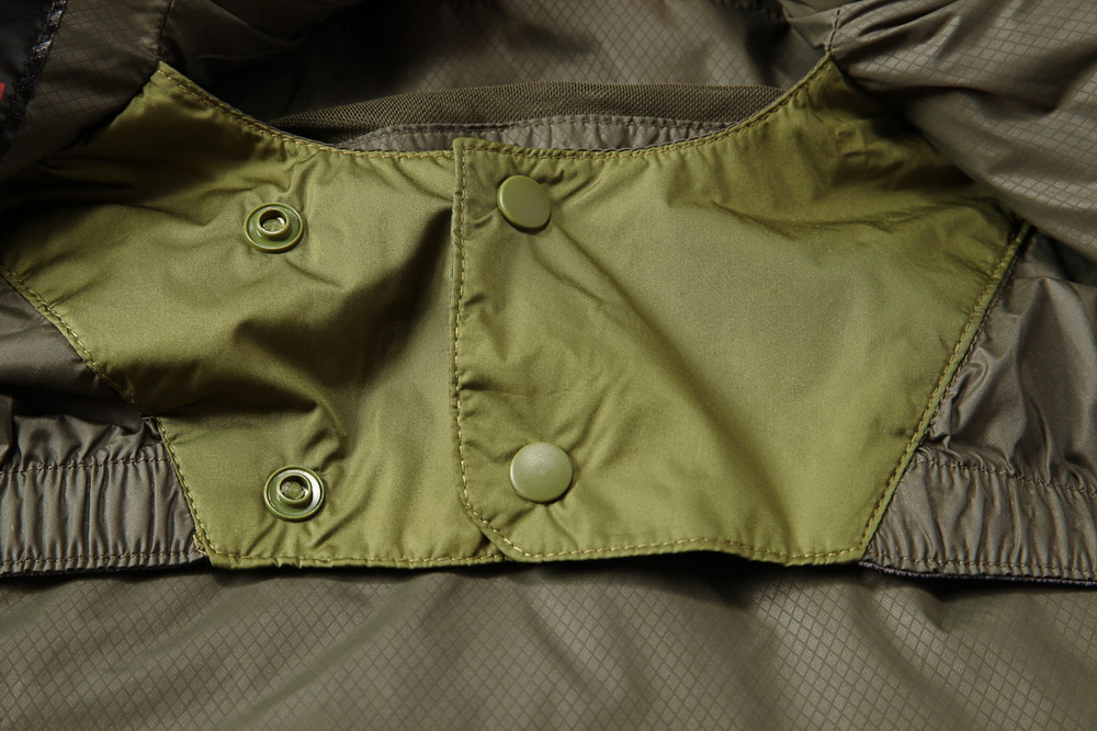 冬季羽絨服細節(jié)展示